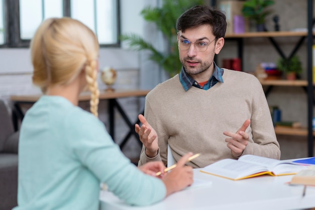 Tutor die het meisje lesgeeft