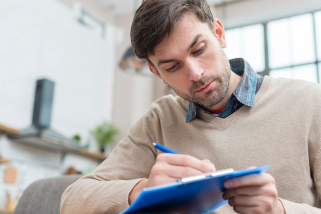 Tutor die informatie over gitaar schrijft