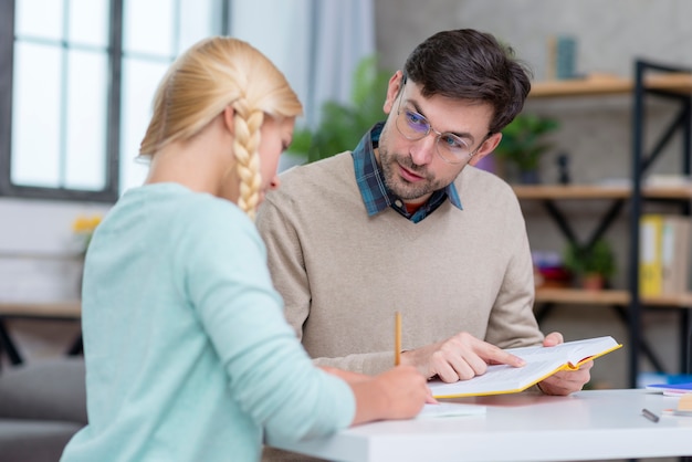 Gratis foto tutor met informatie over het boek