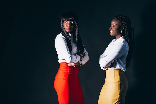 Twee afro amerikaanse vrouwen in studio