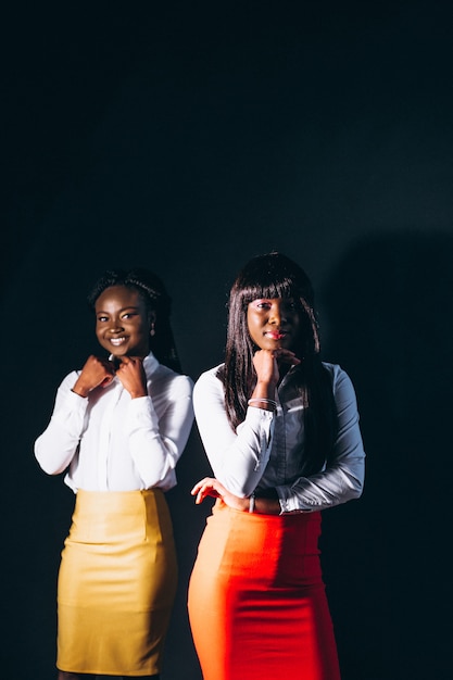 Gratis foto twee afro amerikaanse vrouwen in studio