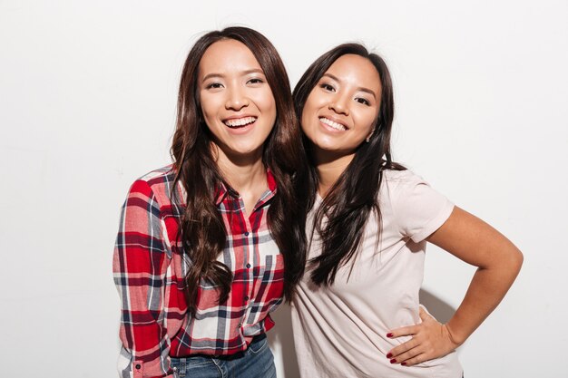 Twee Aziatische mooie vrolijke dames zussen