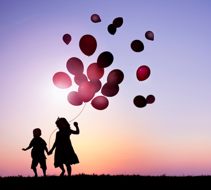 Gratis Foto twee ballons van de jonge geitjes openluchtholding samen