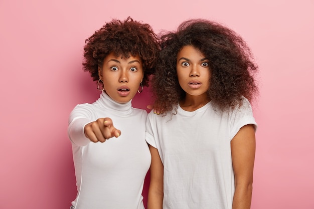 Twee bange jonge meisjes kleedden zich nonchalant aan