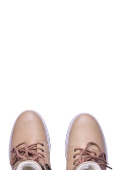 Twee beige winterlaarzen zijn sokken op een witte achtergrond onder het knippen. er is veel ruimte boven hen voor advertenties en opschriften