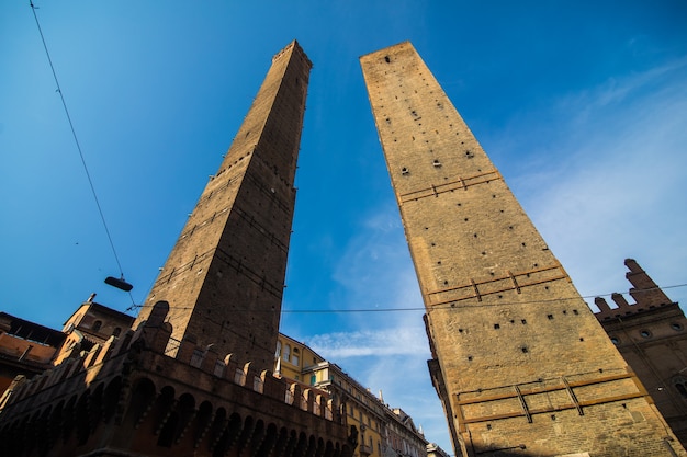 Twee beroemde vallende torens Asinelli en Garisenda in de ochtend, Bologna, Emilia-Romagna, Italië