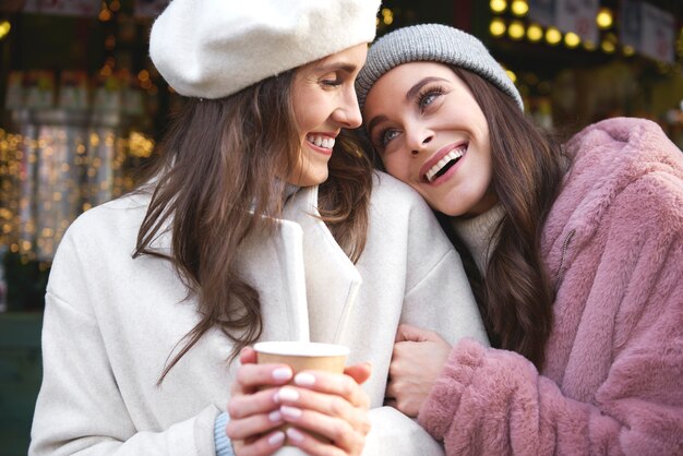 Twee beste vrienden genieten van tijd op kerstmarkt