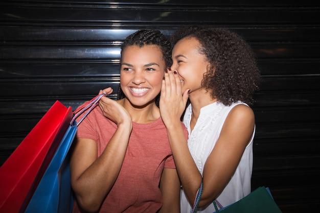 Twee Black Girls Holding Tassen en Delen Geheimen