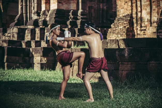 Twee boksers vechten met de vechtsporten van Muay Thai.