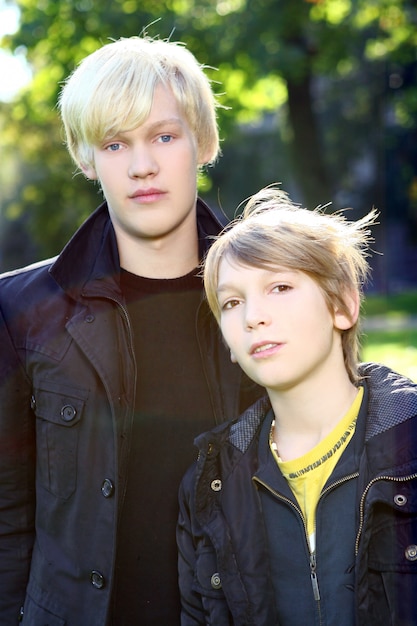 Twee broers wandelen gezond in het park