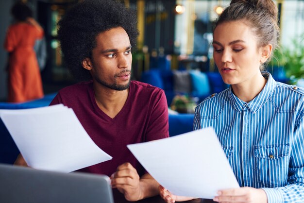 Twee collega's die de documenten analyseren