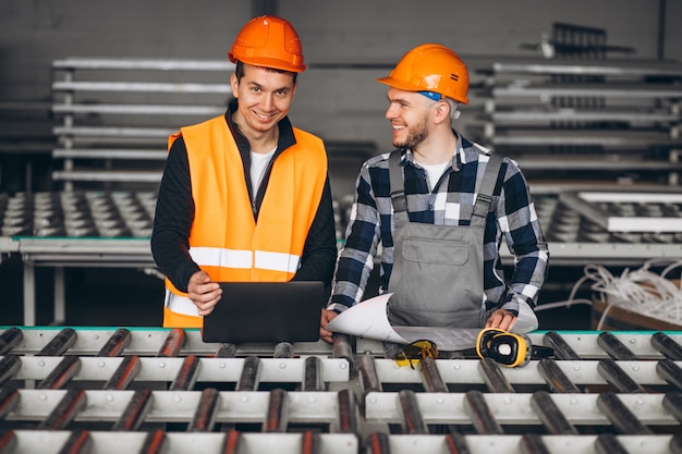 Twee collega's in een fabriek