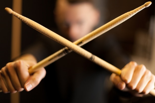 Gratis foto twee drumsticks kruisen