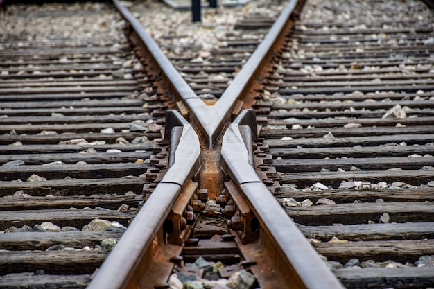 Gratis foto twee elkaar kruisende treinsporen