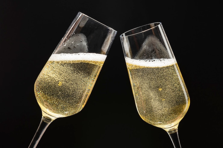 Gratis Foto twee feestelijke champagneglazenviering