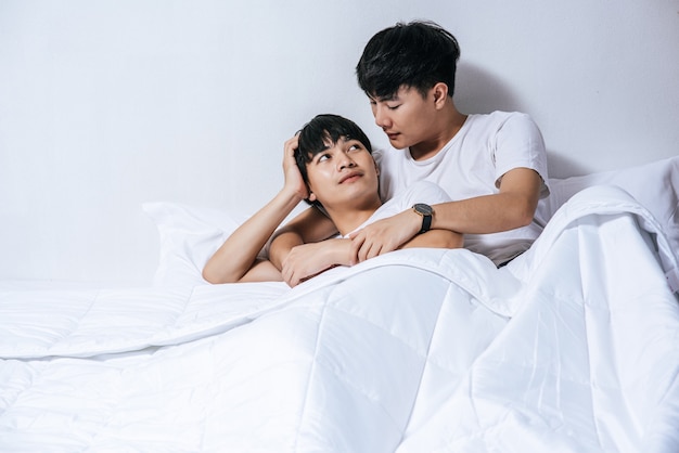 Twee geliefde jonge mannen sliepen samen in bed.