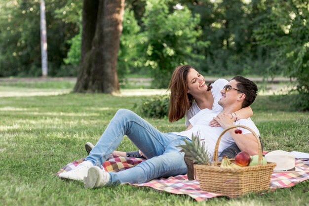 Twee geliefden kijken elkaar aan op picknick