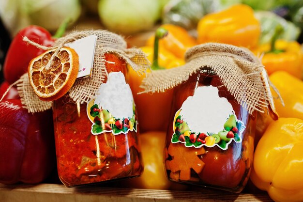 Twee geroosterde ingemaakte paprika's op potten op het schap van een supermarkt of kruidenierswinkel