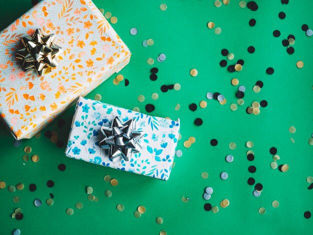 Twee geschenkdozen en confetti