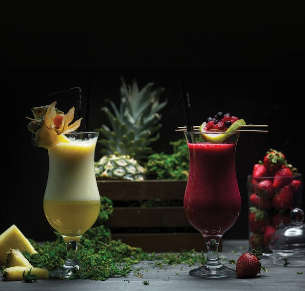 Twee glazen ananas en aardbeien smoothies