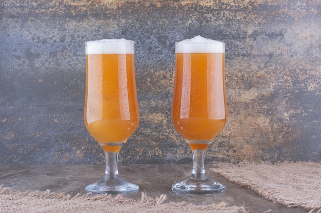 Twee glazen bier op marmeren tafel. hoge kwaliteit foto