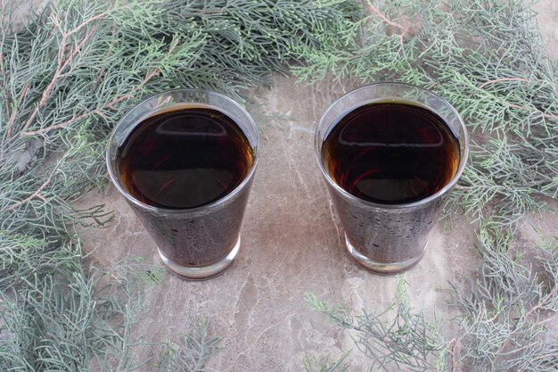 Twee glazen donker bier op marmeren tafel. Hoge kwaliteit foto