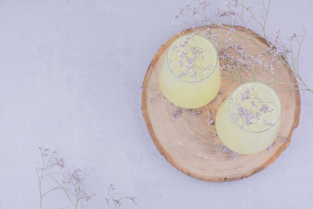 Twee glazen limonade met kruiden en specerijen