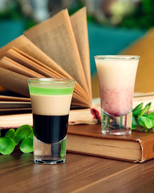 Twee glazen naast oude boeken