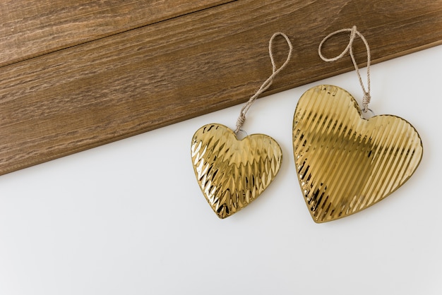 Twee gouden hartvorm op witte achtergrond
