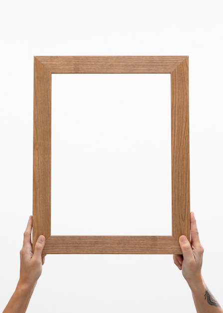 Twee handen met groot houten frame