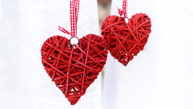 Twee handgemaakte rode harten. Bruiloft