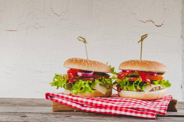 Twee heerlijke hamburgers