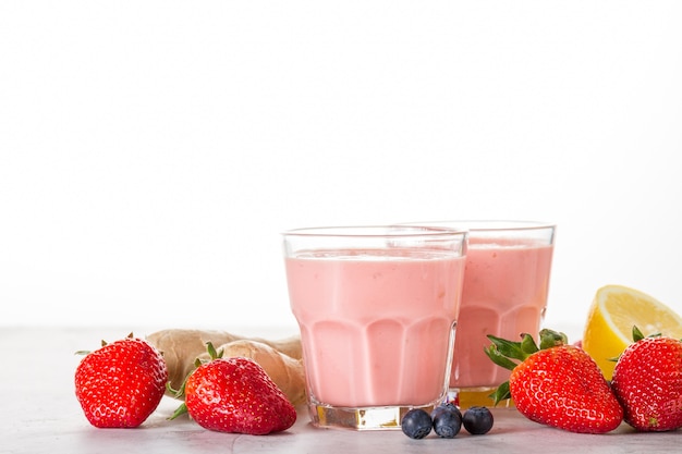 Gratis foto twee heerlijke rode smoothies