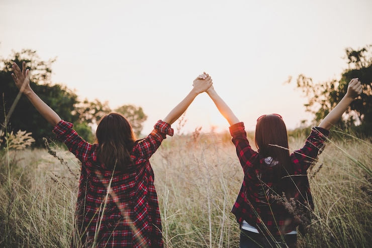 Gratis Foto twee hipster tienermeisjes plezier in het veld. vrouwen lifestyle concept.