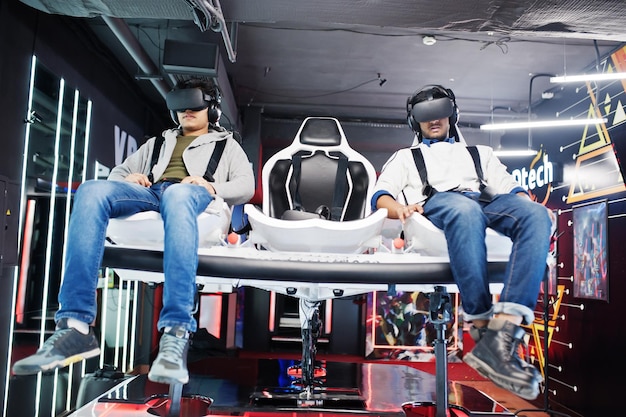Twee jonge Indiase mensen plezier met een nieuwe technologie van een vr-headset op virtual reality simulator