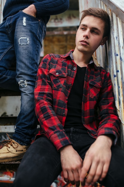 Twee jonge jongens staan in een verlaten gebouw op de trap