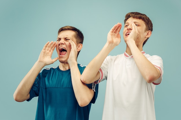 Twee jonge mannen geïsoleerd