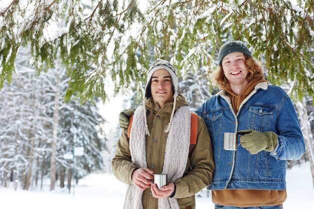 Twee jonge mannen op Winter Resort