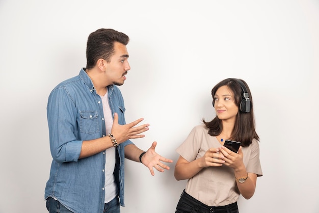 Twee jonge mensen maken ruzie over muziek.