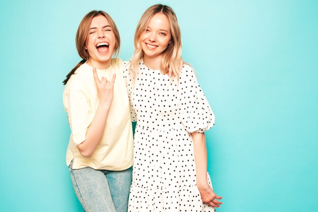 Twee jonge mooie blonde lachende hipster-vrouwen in trendy zomerkleding