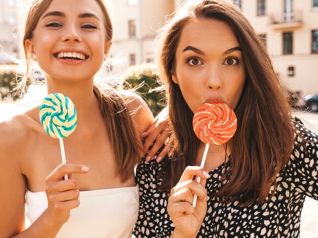 Twee jonge mooie glimlachende hipster meisjes in trendy zomerkleren