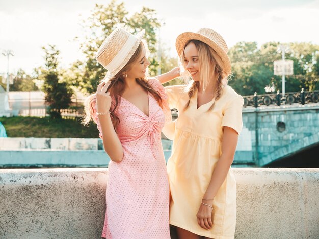 Twee jonge mooie lachende hipster vrouw in trendy zomerjurk