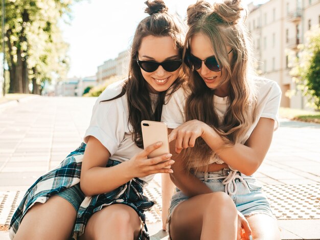 Twee jonge mooie lachende hipster-vrouwen