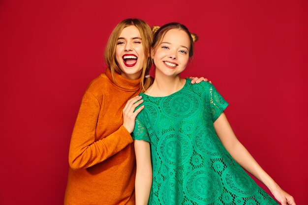 Twee jonge mooie vrouwen die zich in trendy kleding stellen