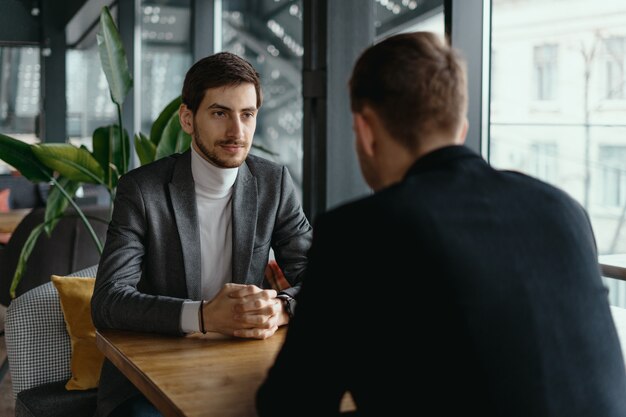 Twee jonge ondernemers bespreken iets
