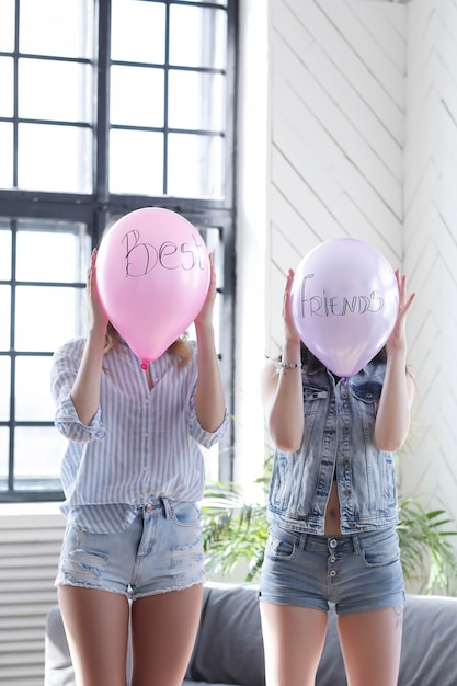 Twee jonge vrouwen samen opknoping