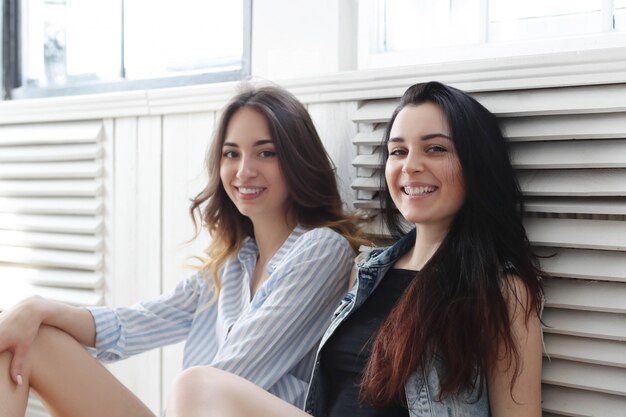 Twee jonge vrouwen samen opknoping