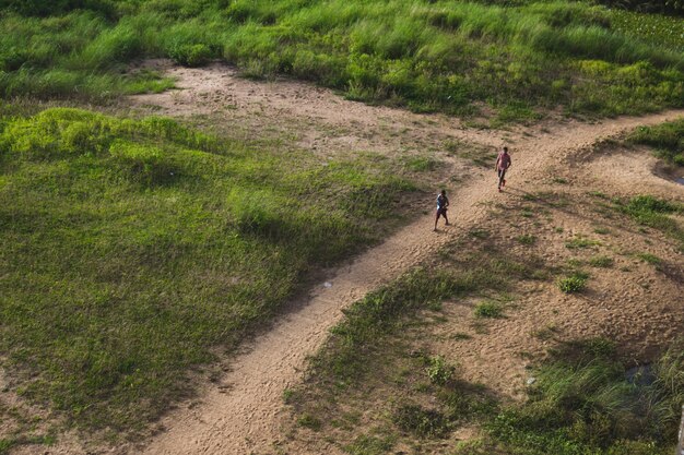 Twee jongens gaan naar de rivier