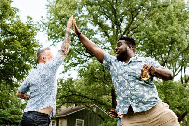 Twee jongens geven elkaar een high five op een zomerfeestje