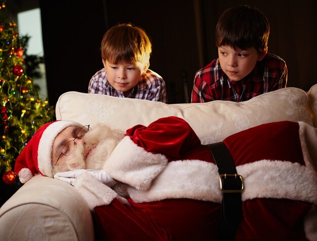 Twee jongens kijken naar santa slaap